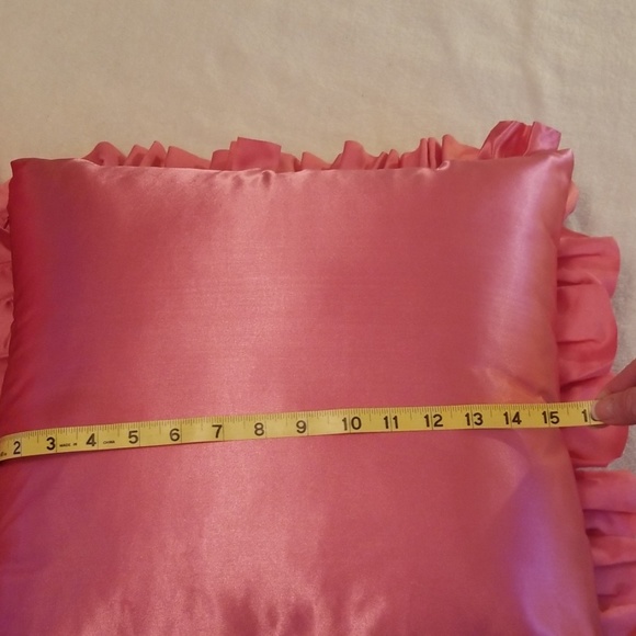 Set of 2 ruffled pink ruffled pillows - Picture 6 of 7